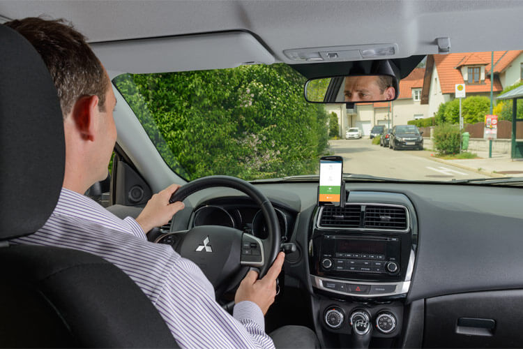 Bild eines Fahrers in Auto